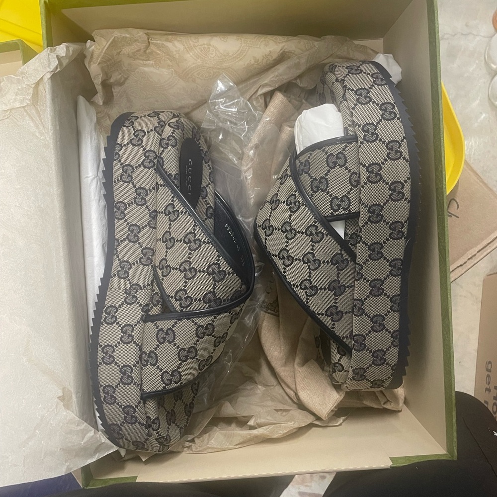 Brand new ! Never worn ! Authentic